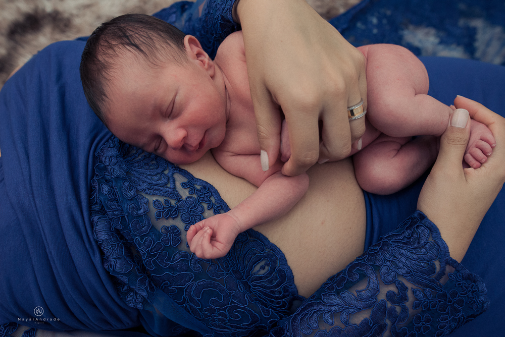 Ensaio Newborn feito em casa, bebê policial de farda