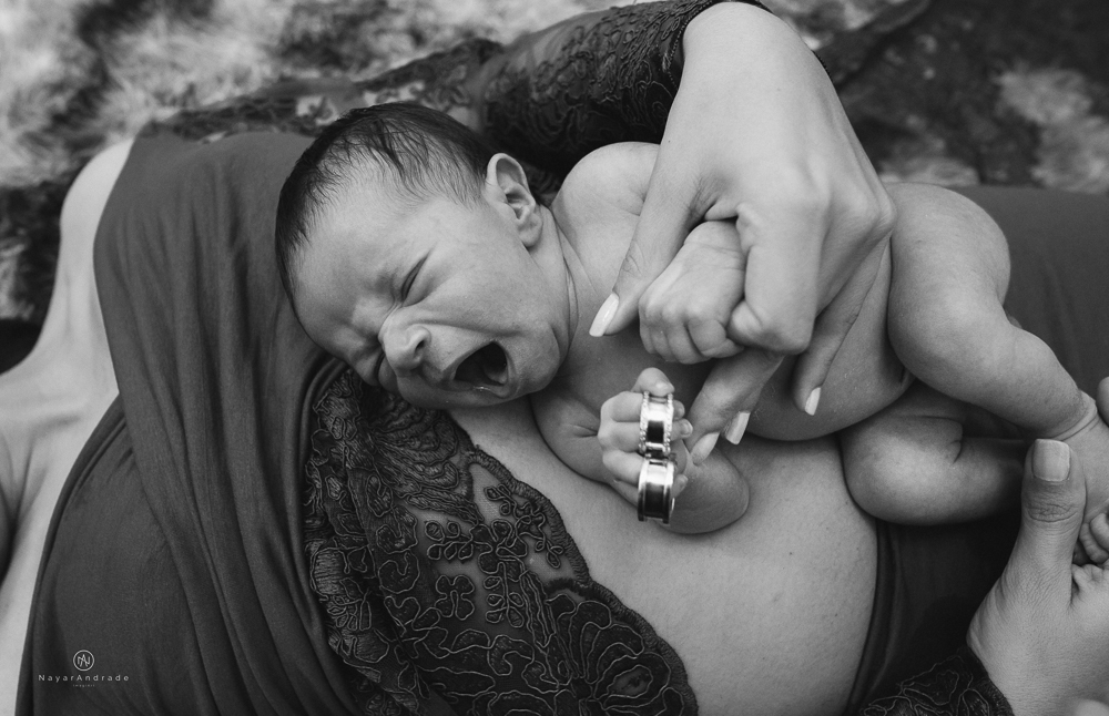 Ensaio Newborn feito em casa, bebê policial de farda