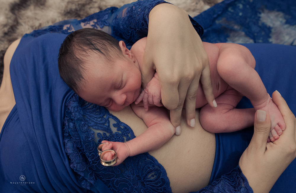 Ensaio Newborn feito em casa, bebê policial de farda