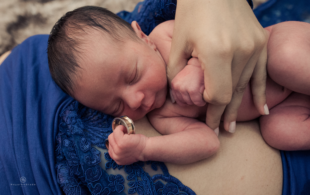 Ensaio Newborn feito em casa, bebê policial de farda