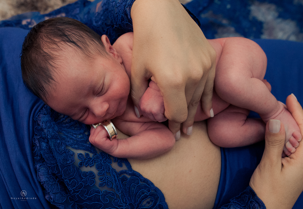 Ensaio Newborn feito em casa, bebê policial de farda