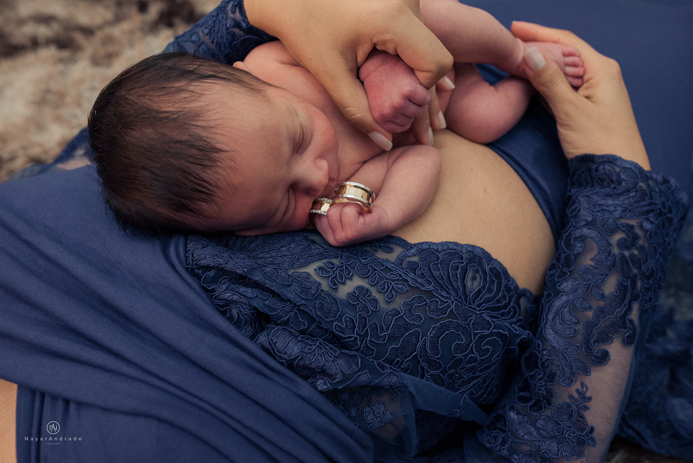 Ensaio Newborn feito em casa, bebê policial de farda