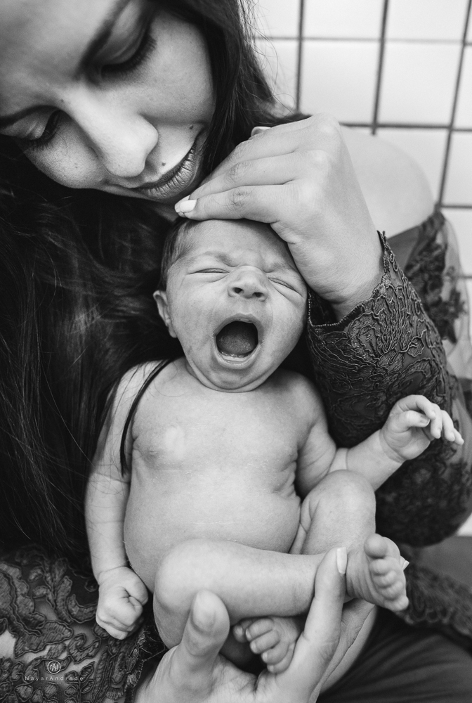 Ensaio Newborn feito em casa, bebê policial de farda