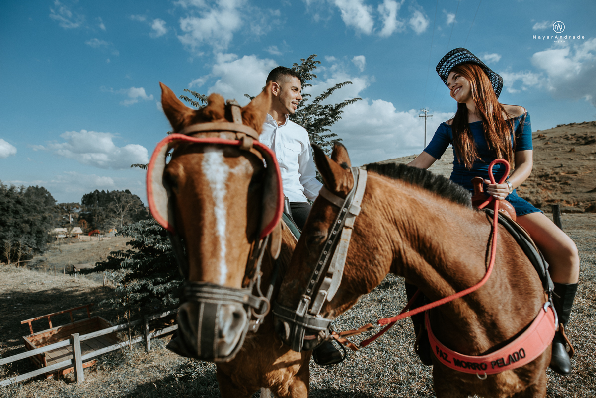 Foto-de-ensaio-casal-ao-ar-livre-com-cavalos-no-interior-de-sao-paulo-com-sol-nayarandrade-imagiart-casal-apaixonado-em-lindoia