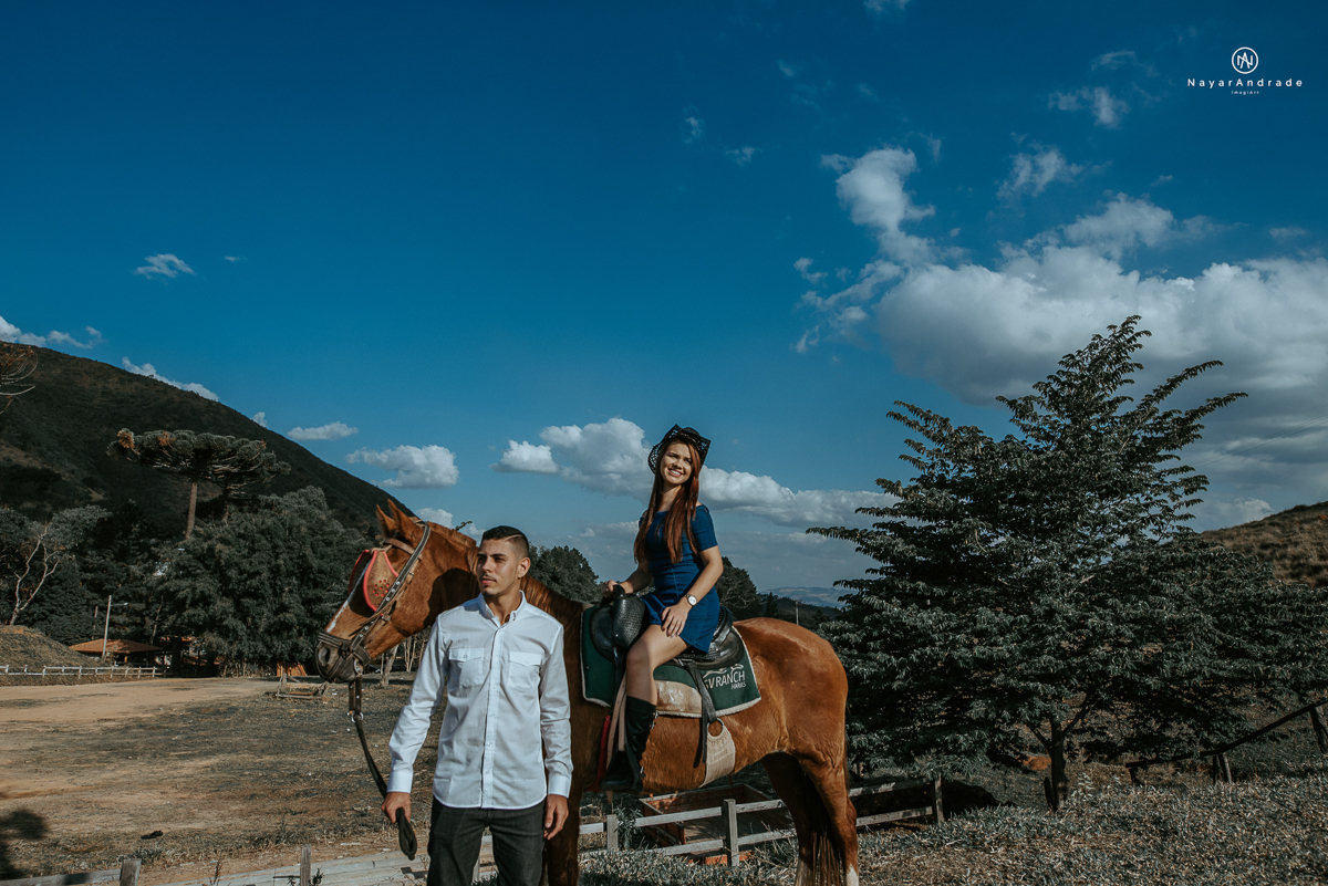 Foto-de-ensaio-casal-ao-ar-livre-com-cavalos-no-interior-de-sao-paulo-com-sol-nayarandrade-imagiart-casal-apaixonado-em-lindoia