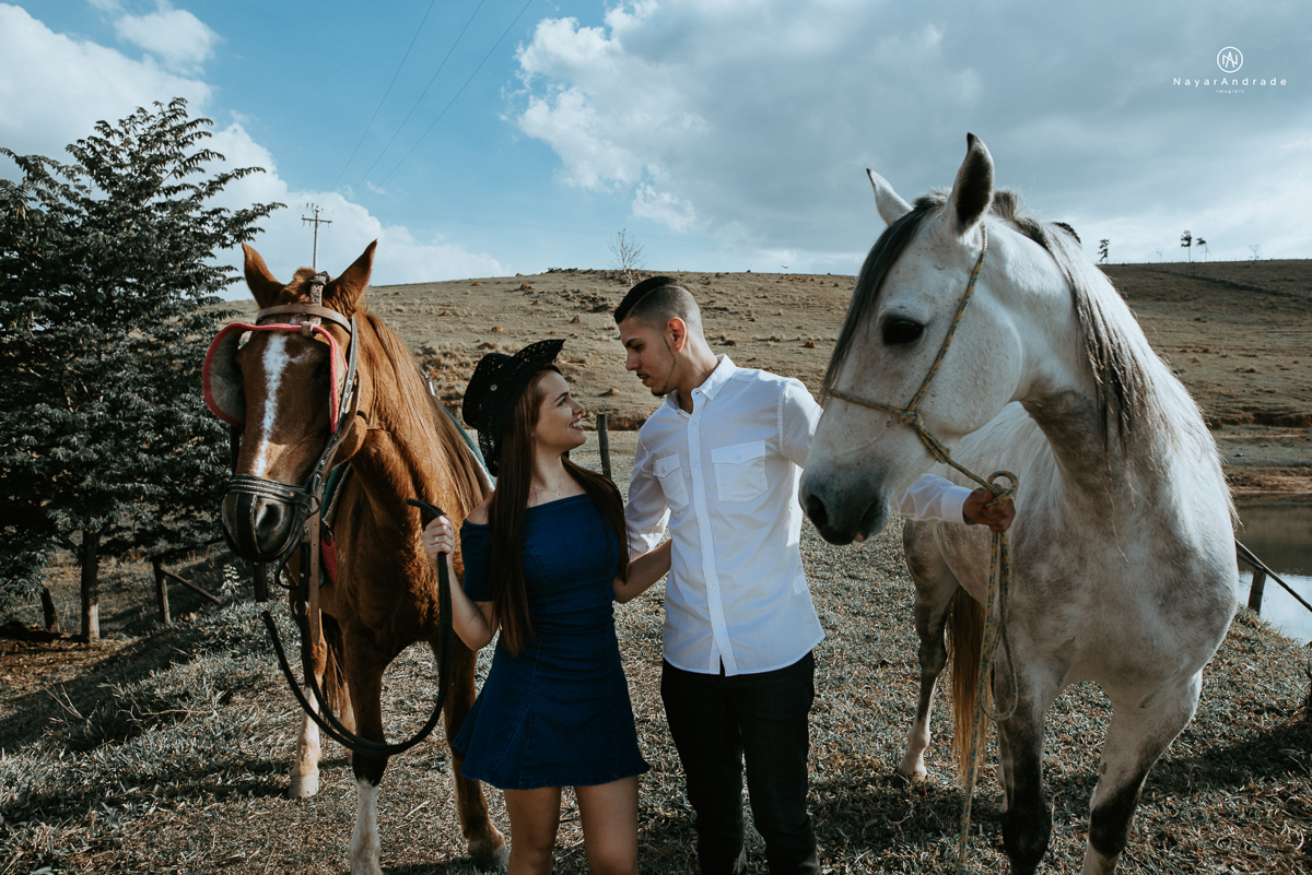 Foto-de-ensaio-casal-ao-ar-livre-com-cavalos-no-interior-de-sao-paulo-com-sol-nayarandrade-imagiart-casal-apaixonado-em-lindoia