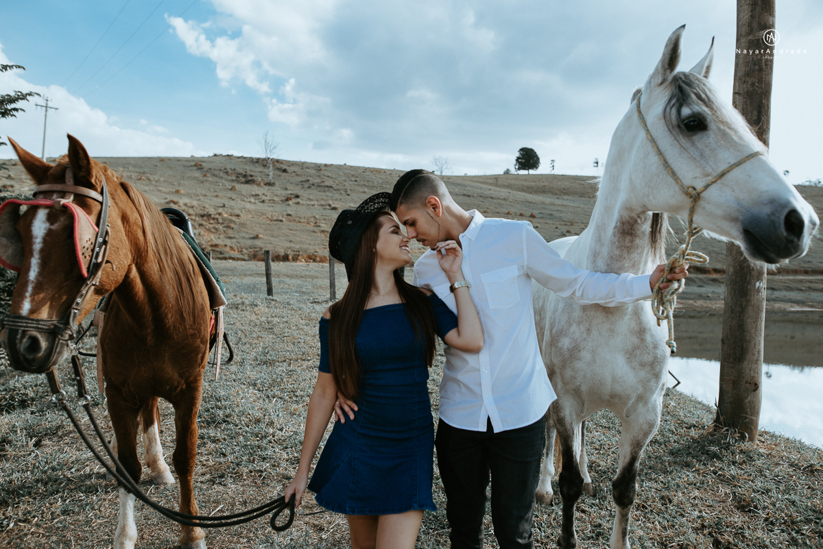Foto-de-ensaio-casal-ao-ar-livre-com-cavalos-no-interior-de-sao-paulo-com-sol-nayarandrade-imagiart