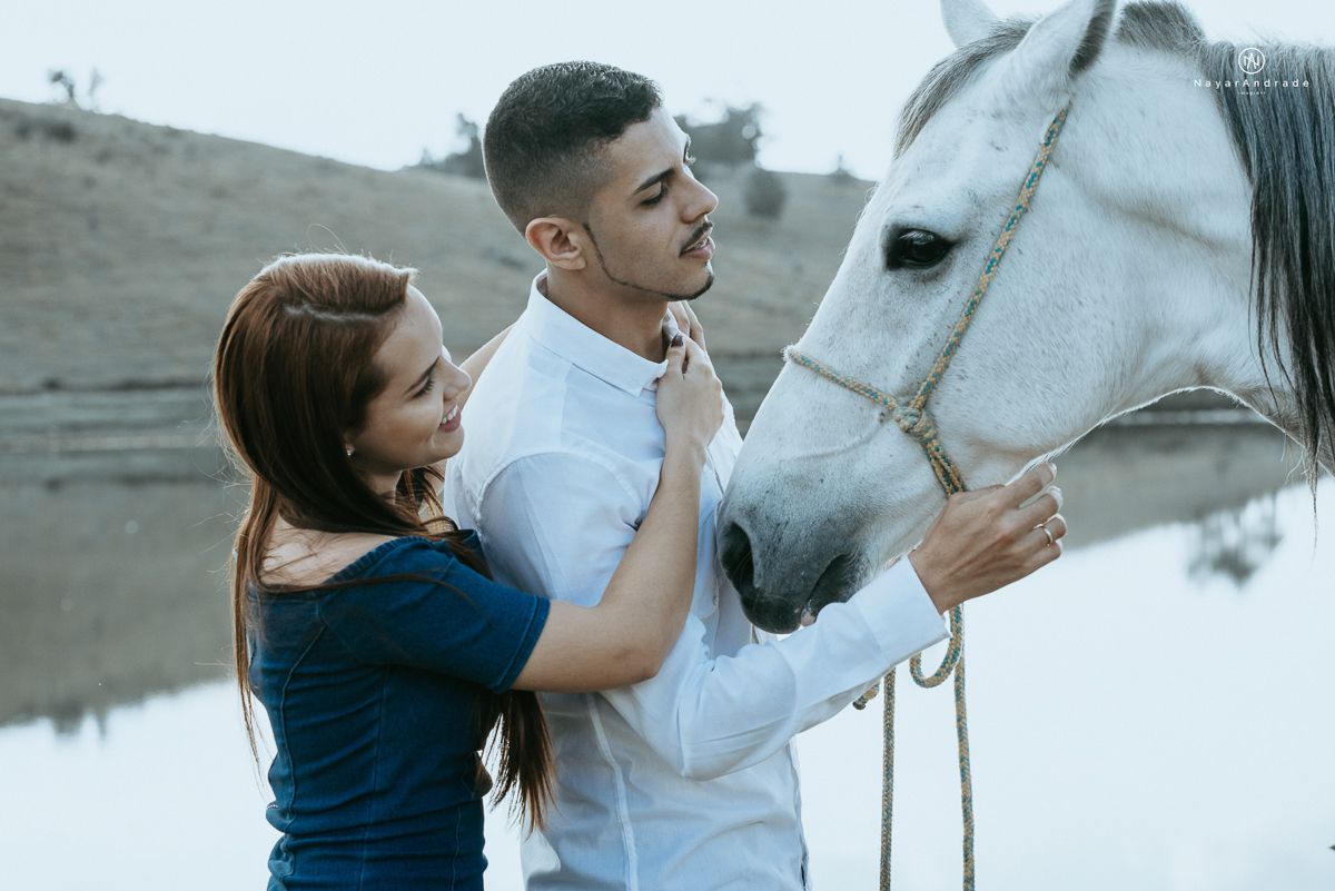 Foto-de-ensaio-casal-ao-ar-livre-com-cavalos-no-interior-de-sao-paulo-com-sol-nayarandrade-imagiart