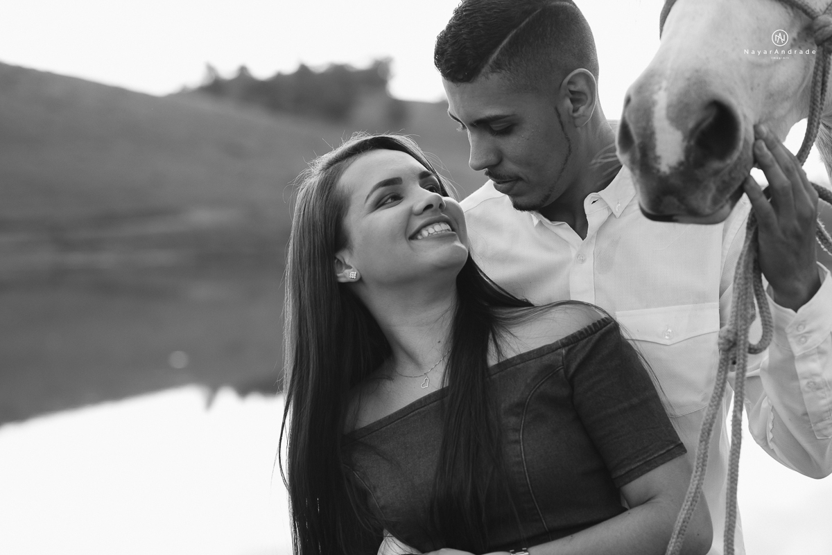 Foto-de-ensaio-casal-ao-ar-livre-com-cavalos-no-interior-de-sao-paulo-com-sol-nayarandrade-imagiart