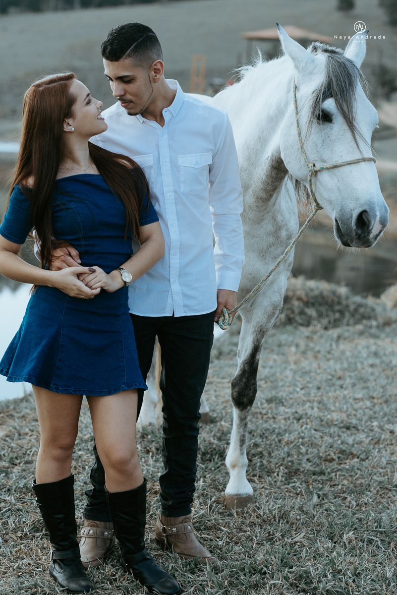 Foto-de-ensaio-casal-ao-ar-livre-com-cavalos-no-interior-de-sao-paulo-com-sol-nayarandrade-imagiart