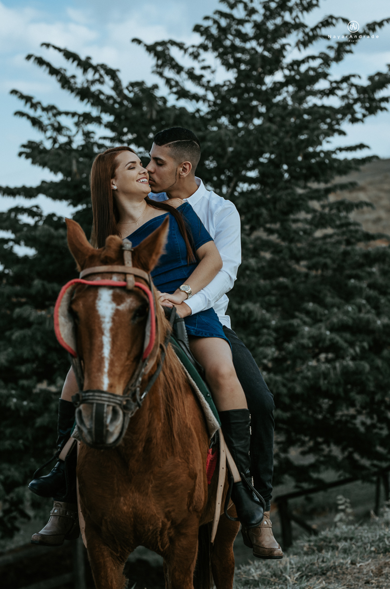 Foto-de-ensaio-casal-ao-ar-livre-com-cavalos-no-interior-de-sao-paulo-com-sol-nayarandrade-imagiart