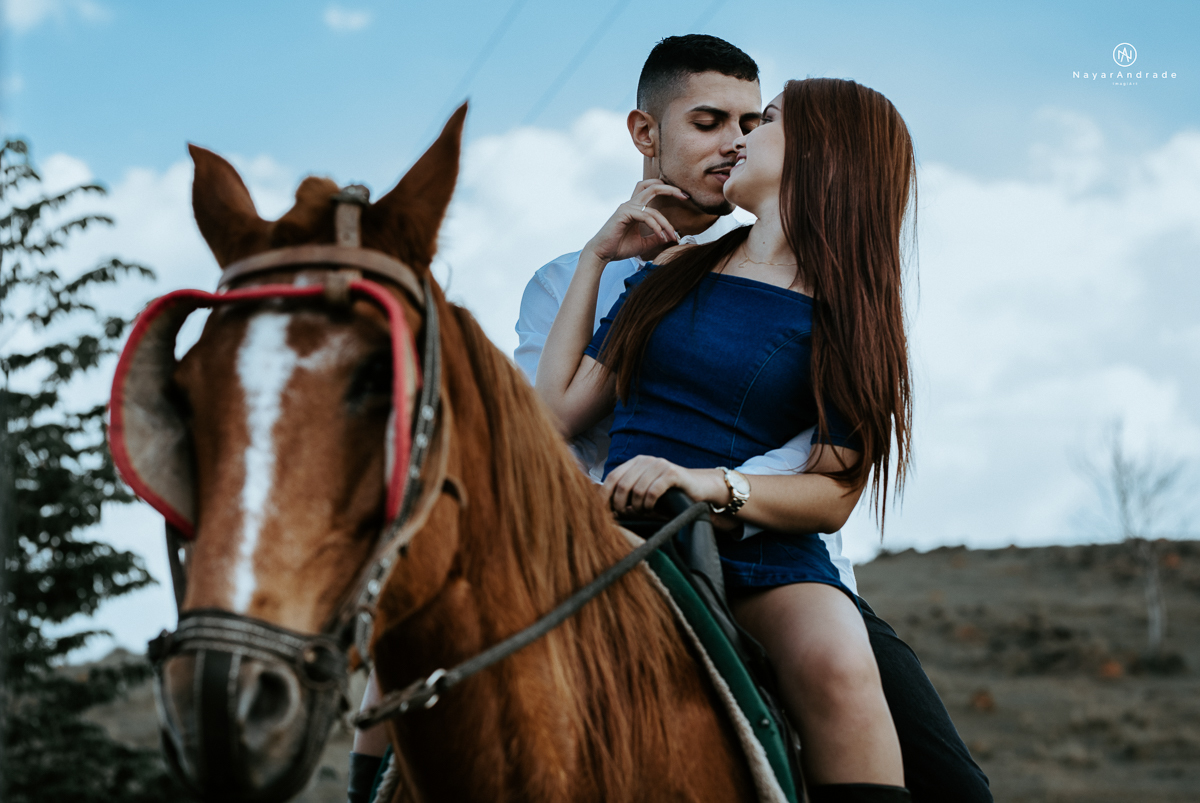 Foto-de-ensaio-casal-ao-ar-livre-com-cavalos-no-interior-de-sao-paulo-com-sol-nayarandrade-imagiart