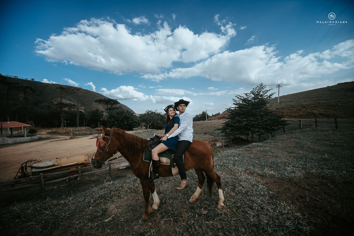 Foto-de-ensaio-casal-ao-ar-livre-com-cavalos-no-interior-de-sao-paulo-com-sol-nayarandrade-imagiart-casal-apaixonado-em-lindoia