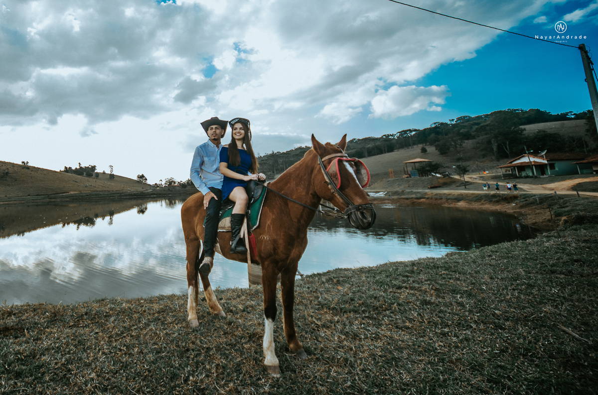 Foto-de-ensaio-casal-ao-ar-livre-com-cavalos-no-interior-de-sao-paulo-com-sol-nayarandrade-imagiart-casal-apaixonado-em-lindoia