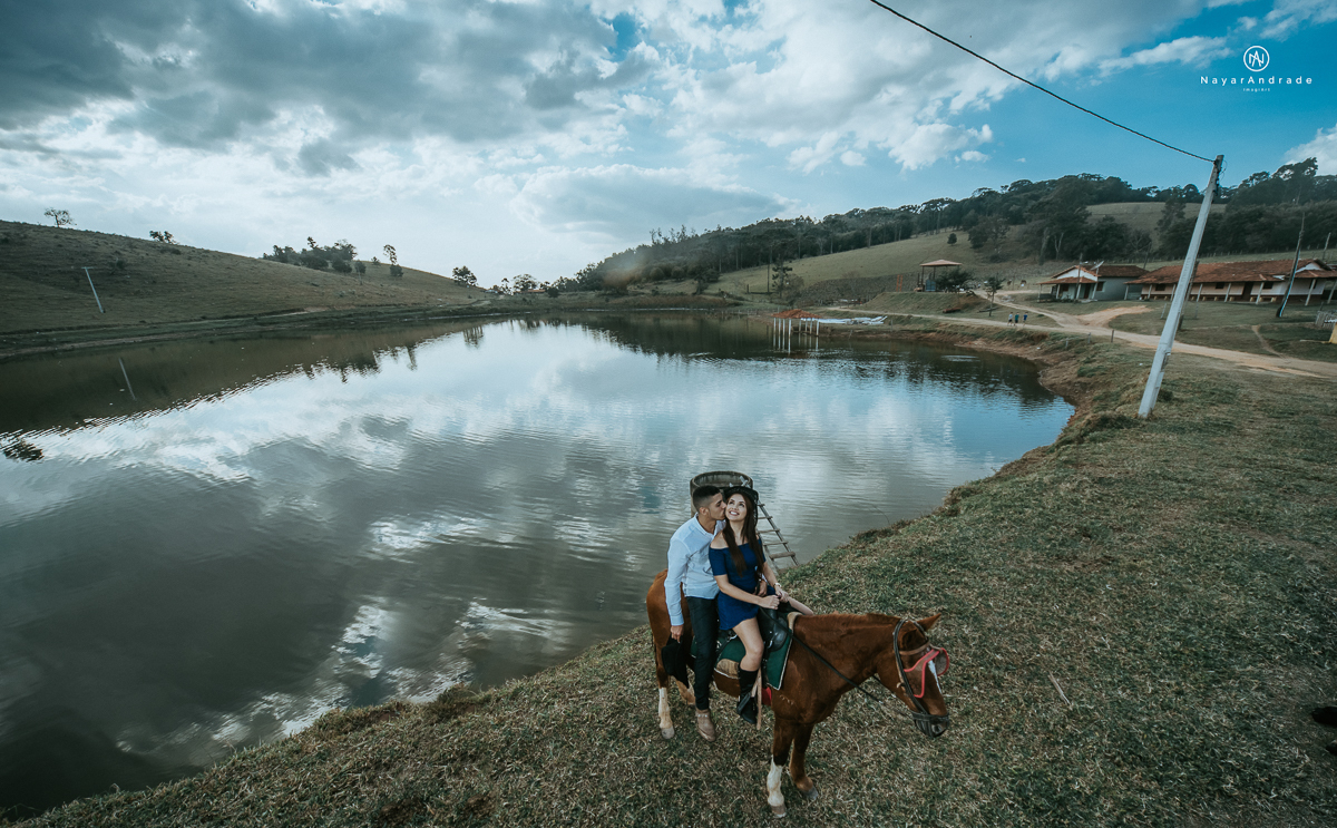 Foto-de-ensaio-casal-ao-ar-livre-com-cavalos-no-interior-de-sao-paulo-com-sol-nayarandrade-imagiart
