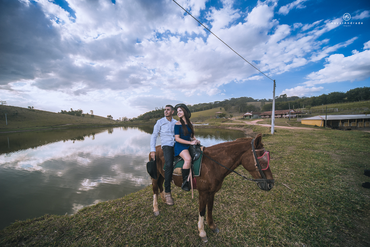 Foto-de-ensaio-casal-ao-ar-livre-com-cavalos-no-interior-de-sao-paulo-com-sol-nayarandrade-imagiart-casal-apaixonado-em-lindoia