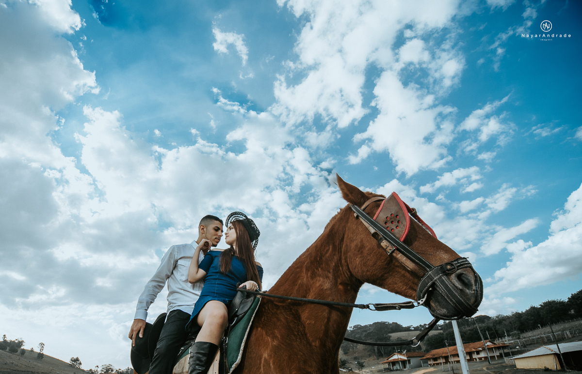 Foto-de-ensaio-casal-ao-ar-livre-com-cavalos-no-interior-de-sao-paulo-com-sol-nayarandrade-imagiart-casal-apaixonado-em-lindoia