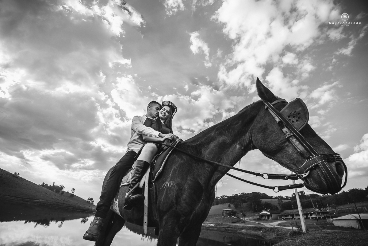 Foto-de-ensaio-casal-ao-ar-livre-com-cavalos-no-interior-de-sao-paulo-com-sol-nayarandrade-imagiart-casal-apaixonado-em-lindoia
