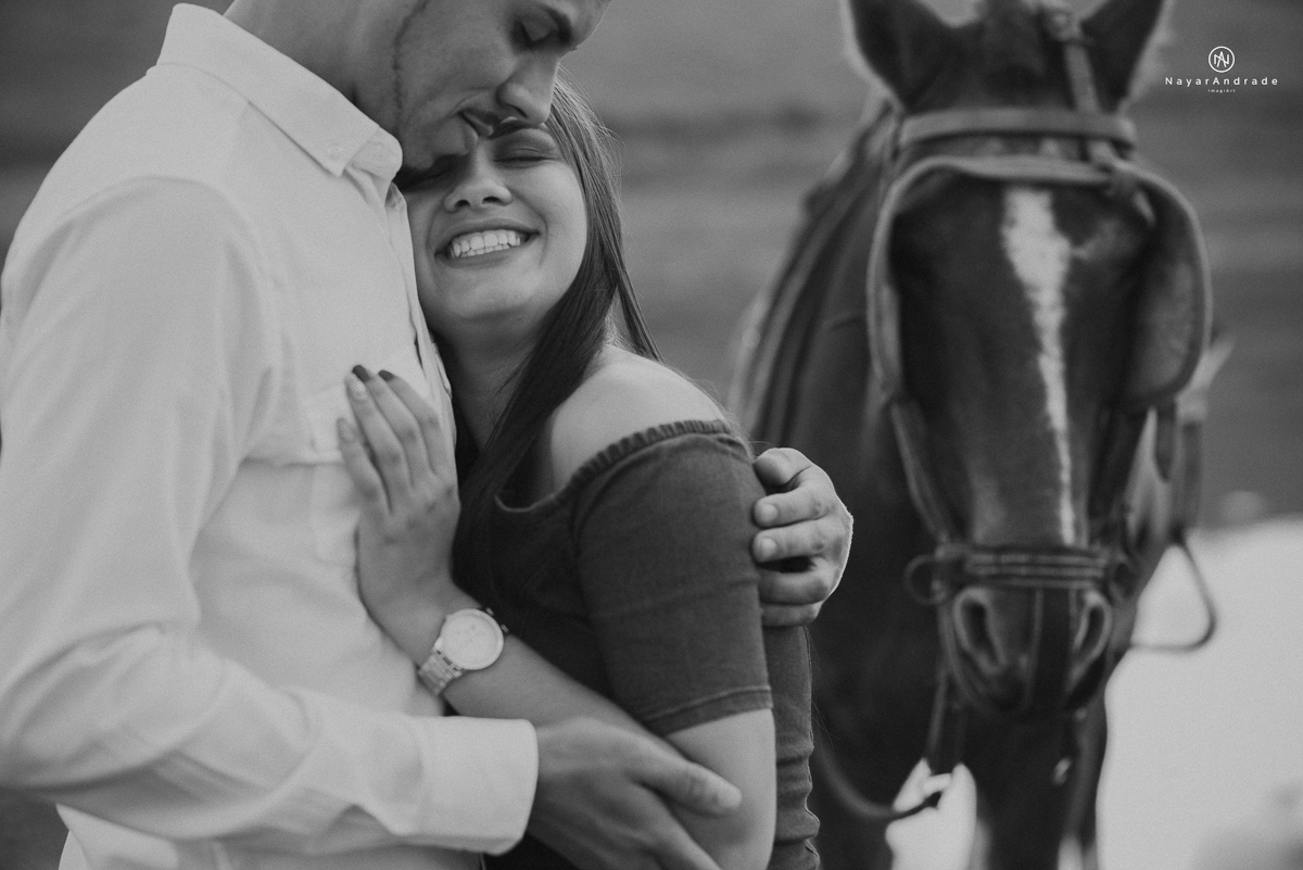 Foto-de-ensaio-casal-ao-ar-livre-com-cavalos-no-interior-de-sao-paulo-com-sol-nayarandrade-imagiart-casal-apaixonado-em-lindoia