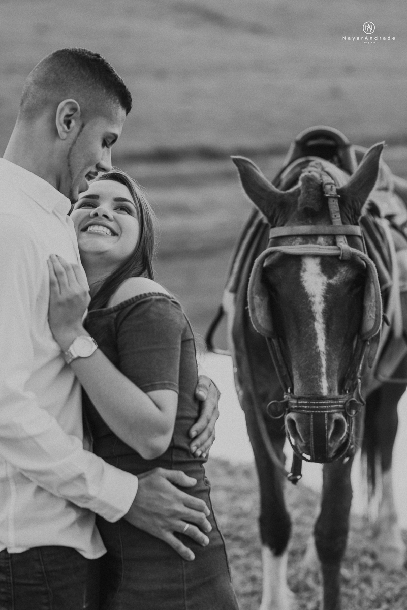 Foto-de-ensaio-casal-ao-ar-livre-com-cavalos-no-interior-de-sao-paulo-com-sol-nayarandrade-imagiart-casal-apaixonado-em-lindoia