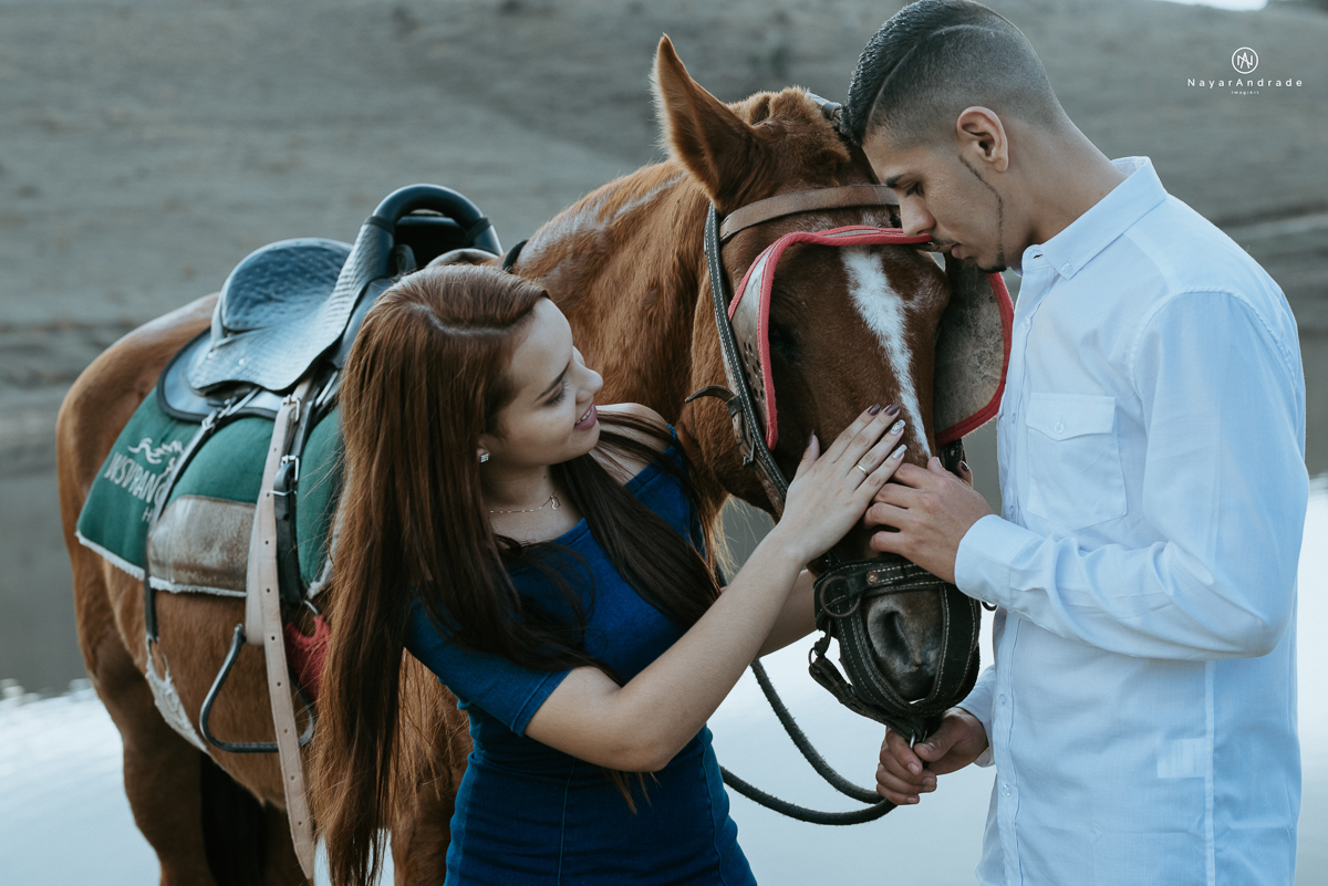 Foto-de-ensaio-casal-ao-ar-livre-com-cavalos-no-interior-de-sao-paulo-com-sol-nayarandrade-imagiart-casal-apaixonado-em-lindoia