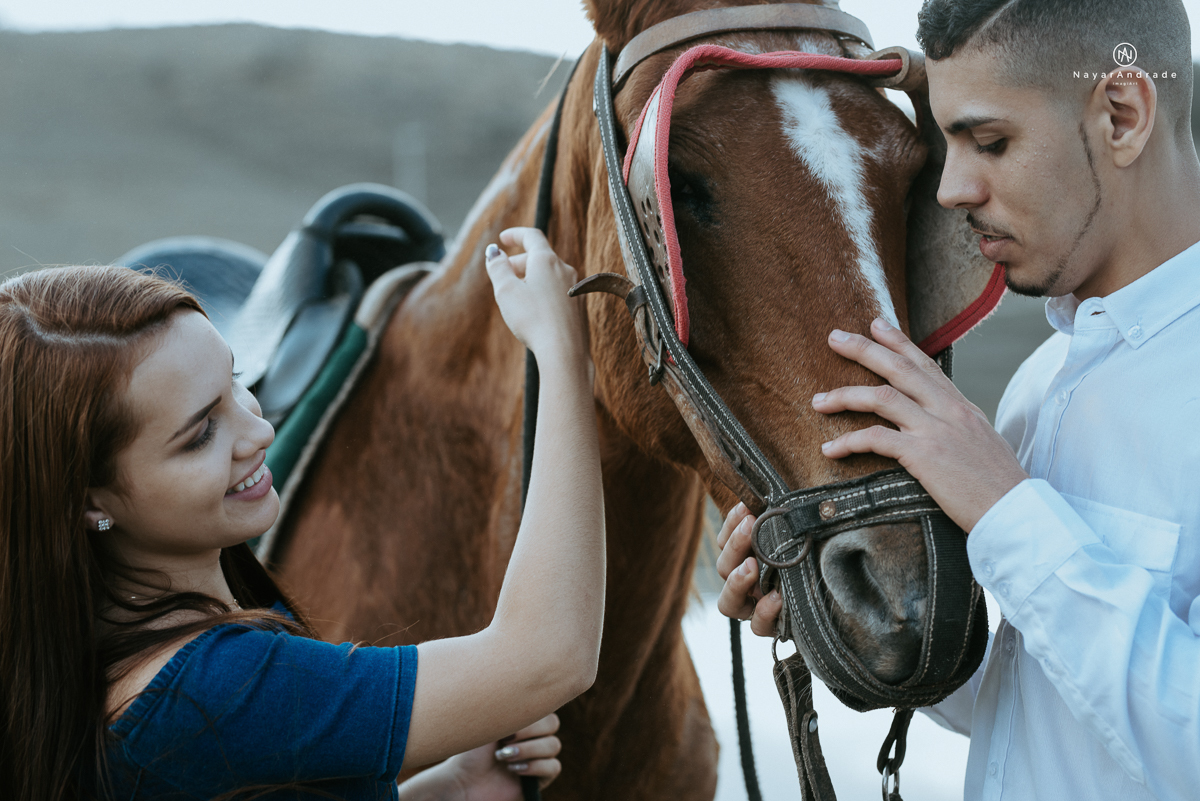 Foto-de-ensaio-casal-ao-ar-livre-com-cavalos-no-interior-de-sao-paulo-com-sol-nayarandrade-imagiart-casal-apaixonado-em-lindoia