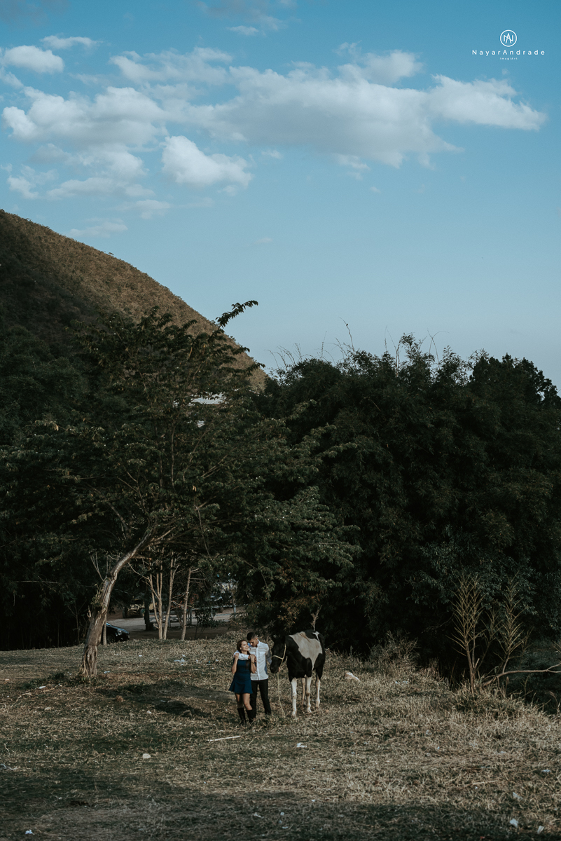 Foto-de-ensaio-casal-ao-ar-livre-com-cavalos-no-interior-de-sao-paulo-com-sol-nayarandrade-imagiart-casal-apaixonado-em-lindoia