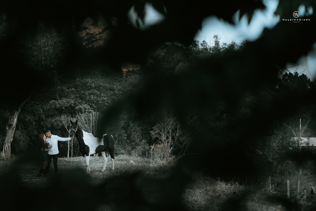 Foto-de-ensaio-casal-ao-ar-livre-com-cavalos-no-interior-de-sao-paulo-com-sol-nayarandrade-imagiart
