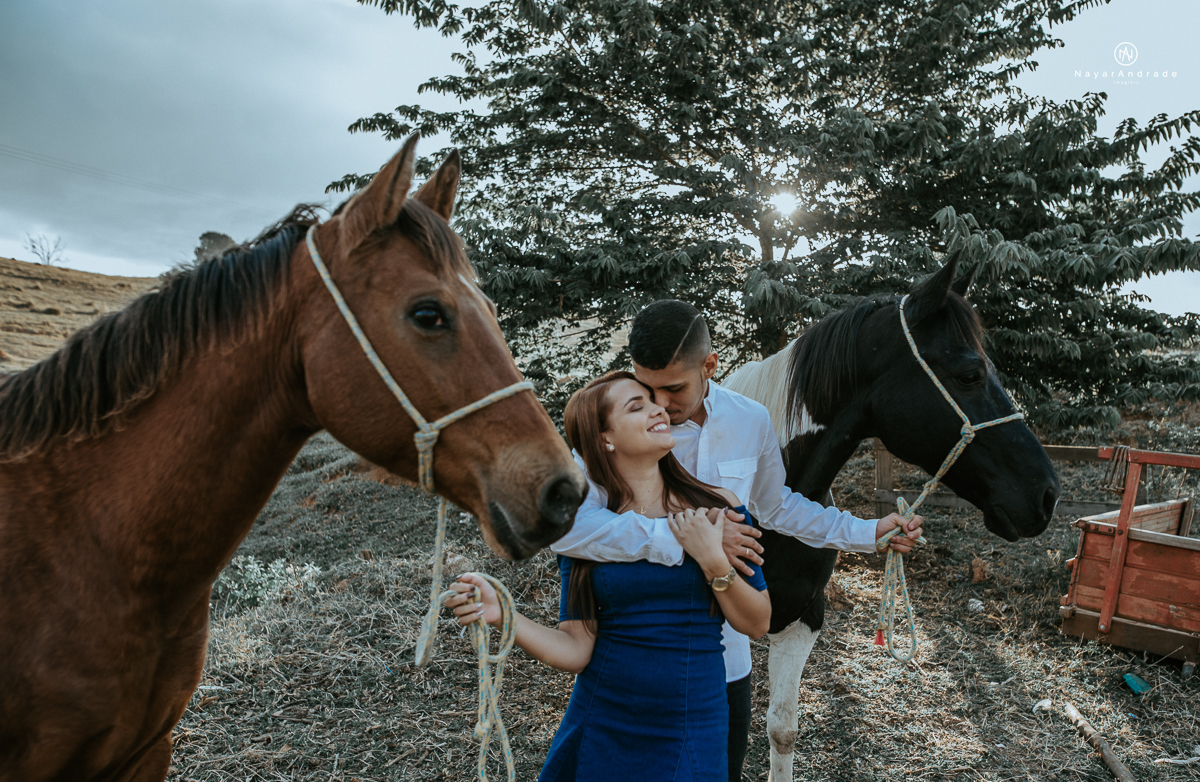 Foto-de-ensaio-casal-ao-ar-livre-com-cavalos-no-interior-de-sao-paulo-com-sol-nayarandrade-imagiart