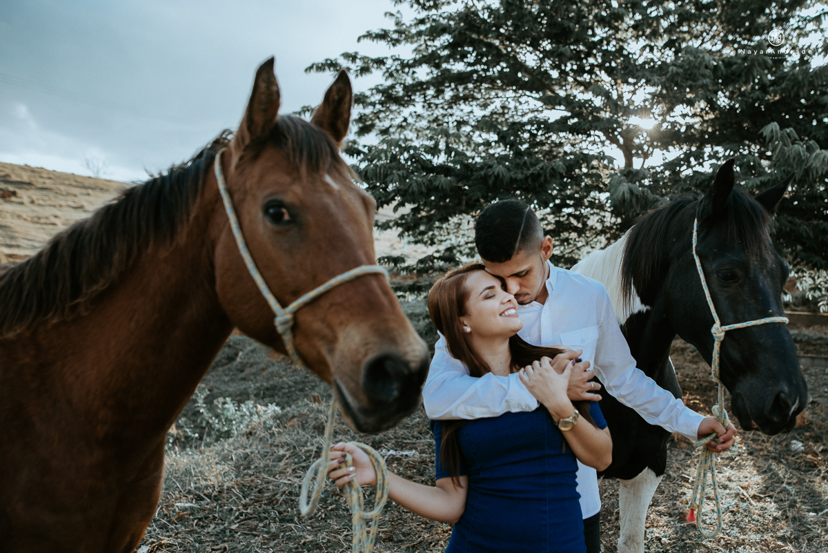 Foto-de-ensaio-casal-ao-ar-livre-com-cavalos-no-interior-de-sao-paulo-com-sol-nayarandrade-imagiart