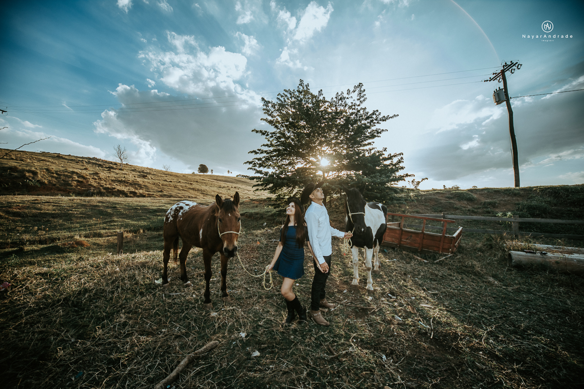 Foto-de-ensaio-casal-ao-ar-livre-com-cavalos-no-interior-de-sao-paulo-com-sol-nayarandrade-imagiart