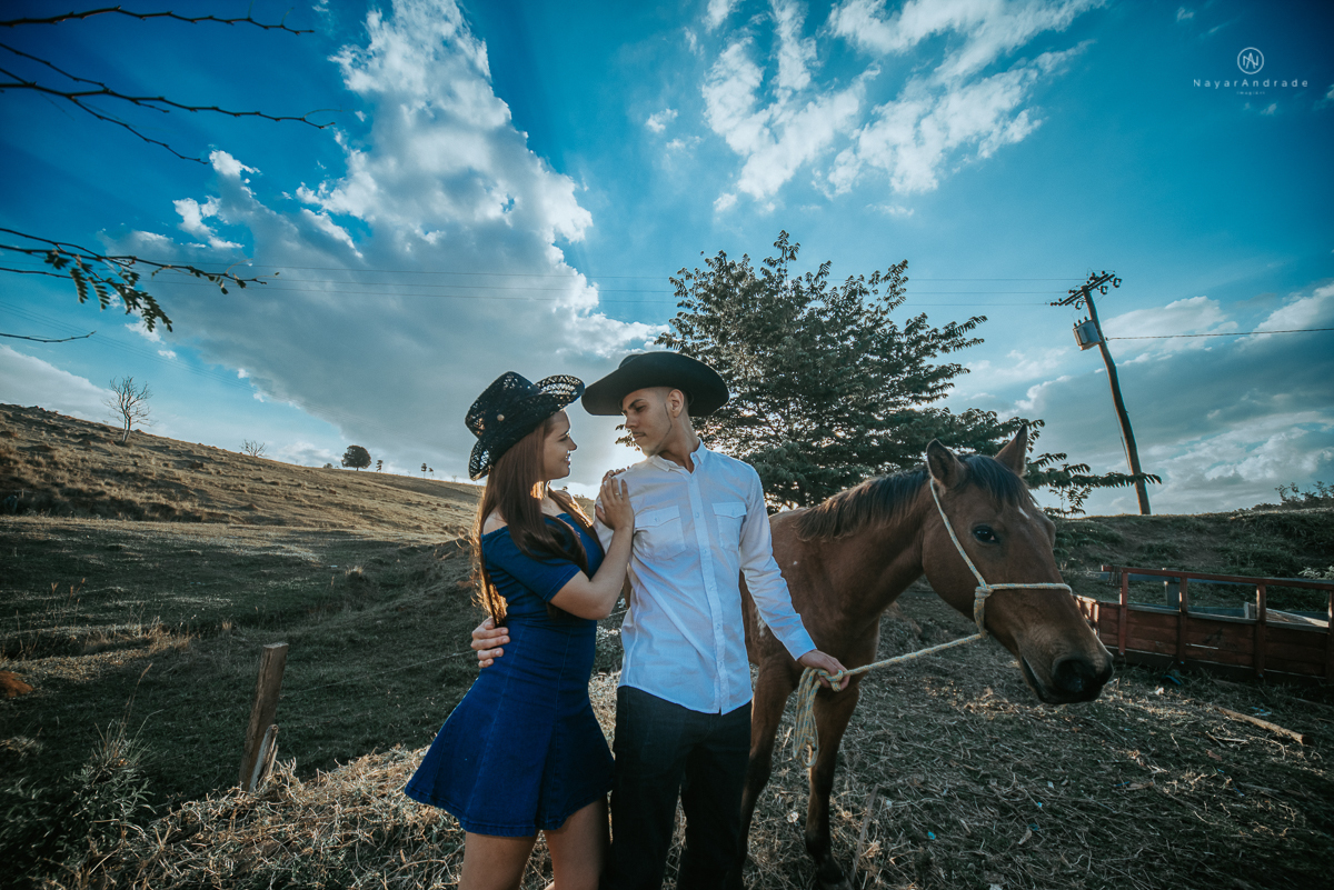 Foto-de-ensaio-casal-ao-ar-livre-com-cavalos-no-interior-de-sao-paulo-com-sol-nayarandrade-imagiart
