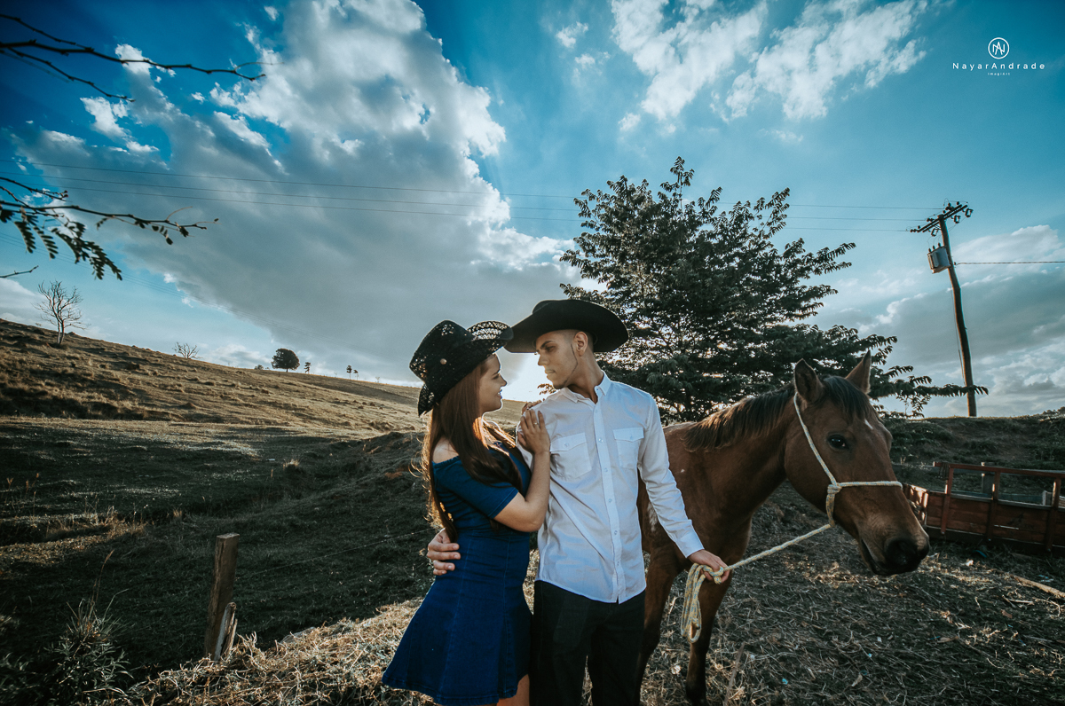 Foto-de-ensaio-casal-ao-ar-livre-com-cavalos-no-interior-de-sao-paulo-com-sol-nayarandrade-imagiart