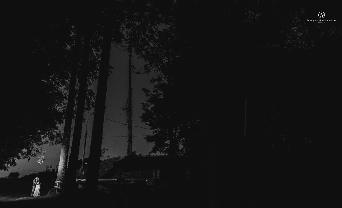 Foto-de-ensaio-casal-ao-ar-livre-com-cavalos-no-interior-de-sao-paulo-com-sol-nayarandrade-imagiart-casal-apaixonado-em-lindoia