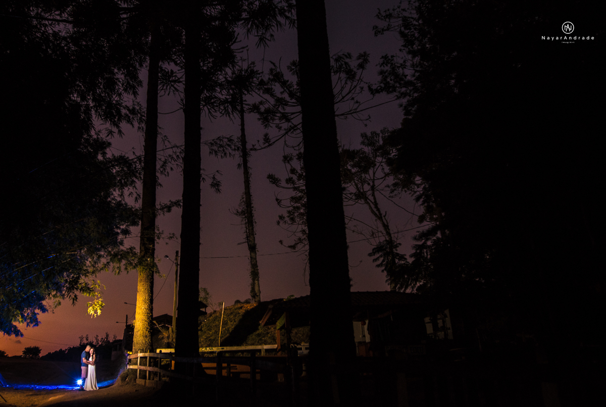 Foto-de-ensaio-casal-ao-ar-livre-com-cavalos-no-interior-de-sao-paulo-com-sol-nayarandrade-imagiart-casal-apaixonado-em-lindoia