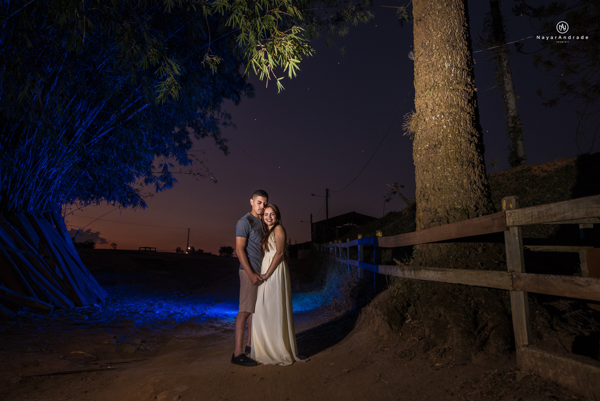 Foto-de-ensaio-casal-ao-ar-livre-com-cavalos-no-interior-de-sao-paulo-com-sol-nayarandrade-imagiart-casal-apaixonado-em-lindoia