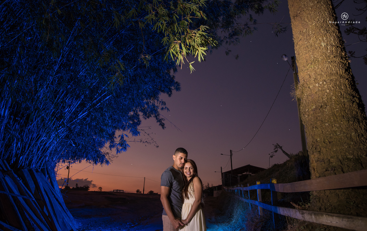 Foto-de-ensaio-casal-ao-ar-livre-com-cavalos-no-interior-de-sao-paulo-com-sol-nayarandrade-imagiart-casal-apaixonado-em-lindoia