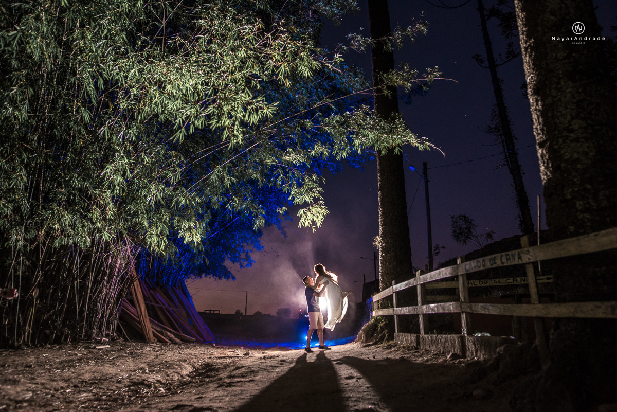 Foto-de-ensaio-casal-ao-ar-livre-com-cavalos-no-interior-de-sao-paulo-com-sol-nayarandrade-imagiart-casal-apaixonado-em-lindoia