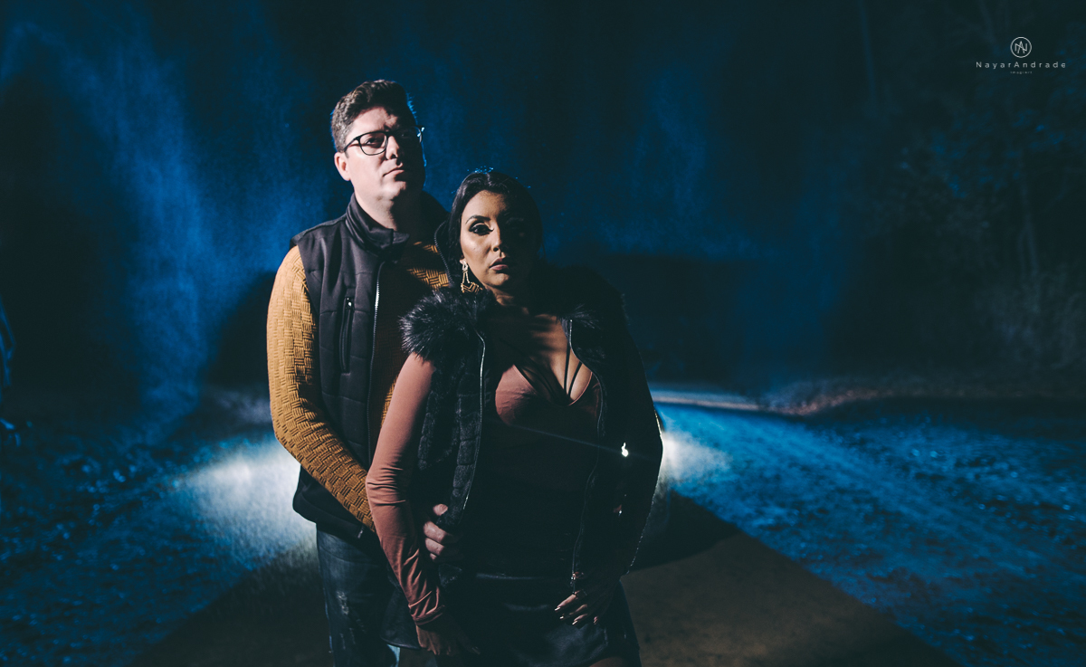 Ensaio-noturno-casal-carro-sensual-apaixonado