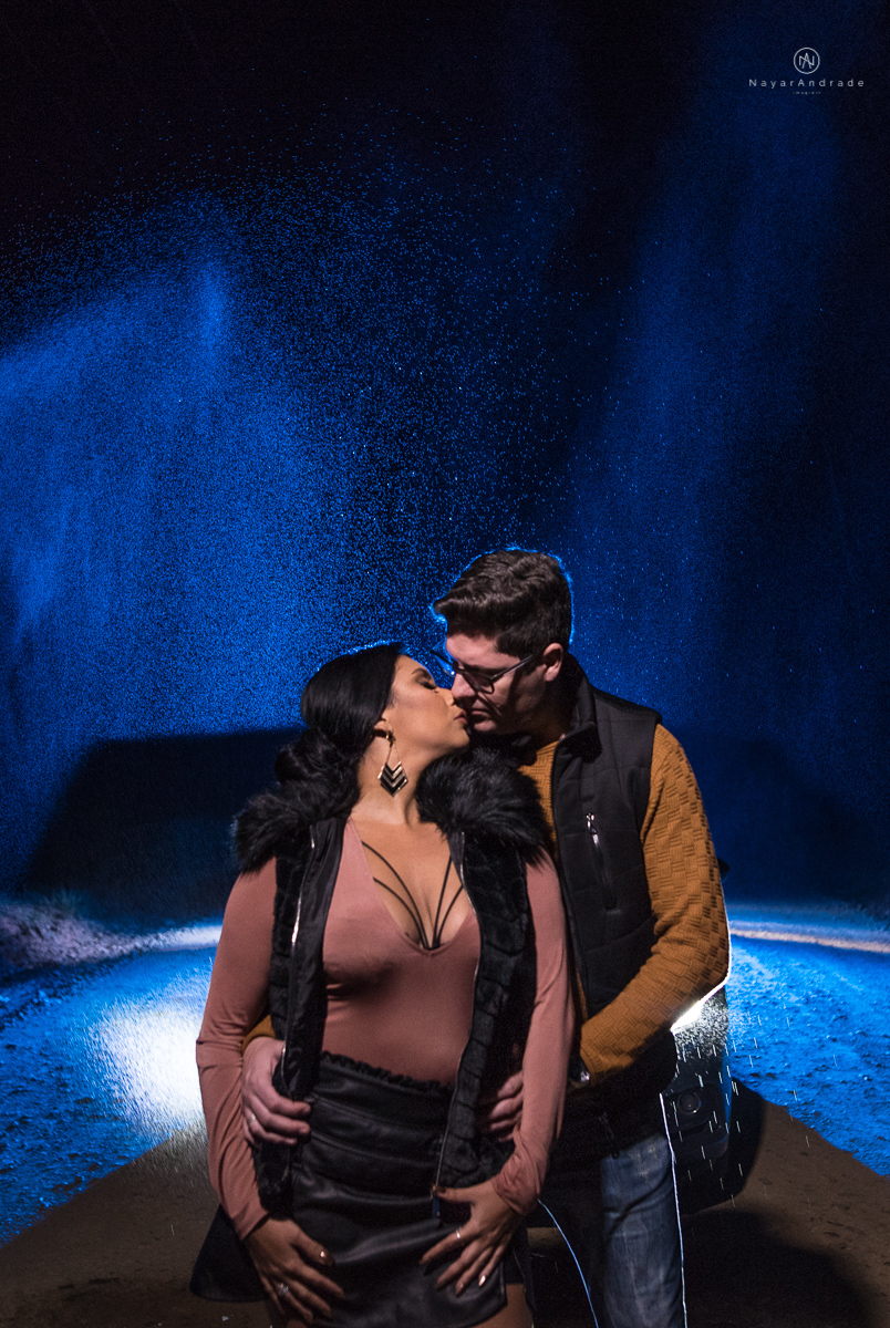 Ensaio-noturno-casal-carro-sensual-apaixonado