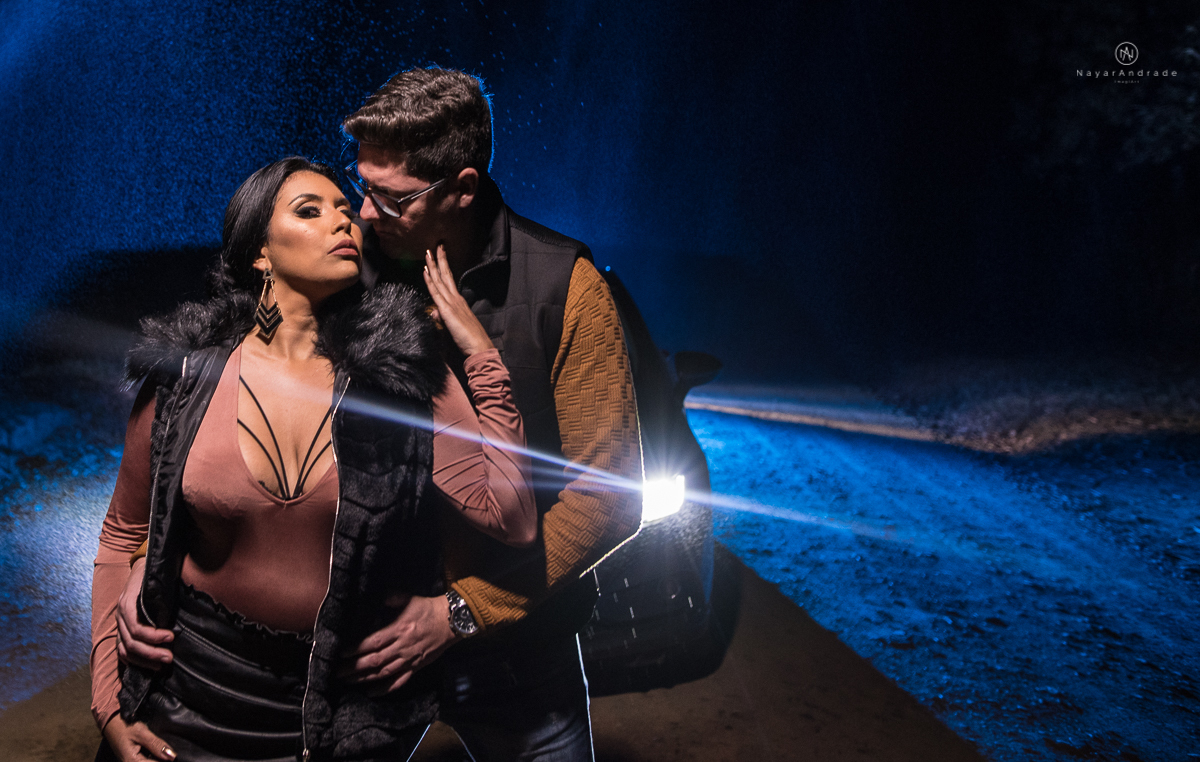 Ensaio-noturno-casal-carro-sensual-apaixonado