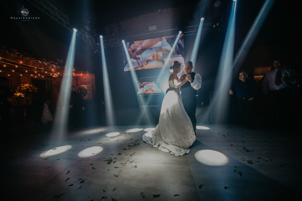 Casamento em santos na igreja Santo Antonio do Valongo e lounge espaço tremendão. Buffet Carla Arruda, impacto do Som e triton bartenders. Cheio de amor e carinho Camila e Luiz