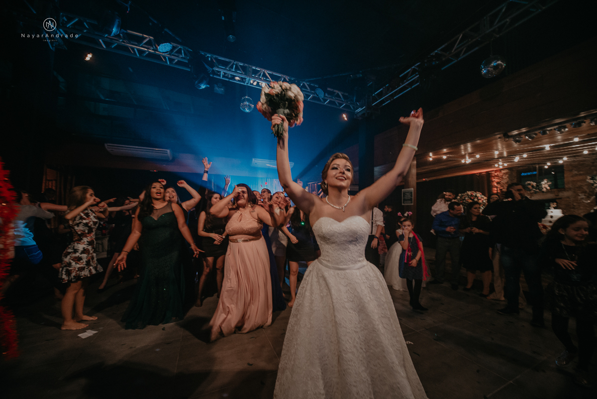 Casamento em santos na igreja Santo Antonio do Valongo e lounge espaço tremendão. Buffet Carla Arruda, impacto do Som e triton bartenders. Cheio de amor e carinho Camila e Luiz