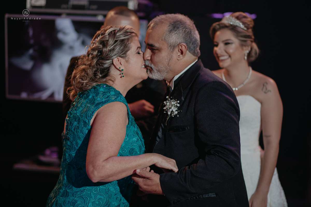 Casamento em santos na igreja Santo Antonio do Valongo e lounge espaço tremendão. Buffet Carla Arruda, impacto do Som e triton bartenders. Cheio de amor e carinho Camila e Luiz