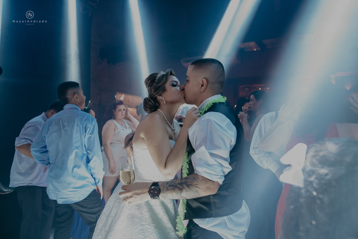 Casamento em santos na igreja Santo Antonio do Valongo e lounge espaço tremendão. Buffet Carla Arruda, impacto do Som e triton bartenders. Cheio de amor e carinho Camila e Luiz