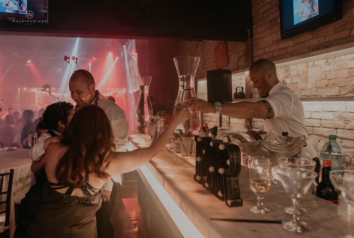 Casamento em santos na igreja Santo Antonio do Valongo e lounge espaço tremendão. Buffet Carla Arruda, impacto do Som e triton bartenders. Cheio de amor e carinho Camila e Luiz