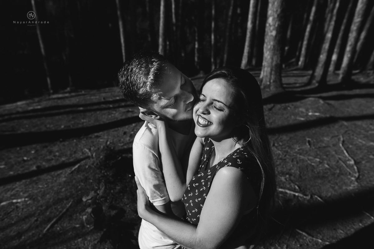 Ensaio casal fim de tarde em campos do Jordão nas folhas, arvores e muito amor envolvido.