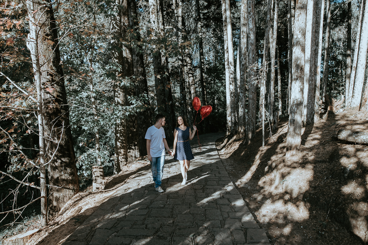 Ensaio casal fim de tarde em campos do Jordão nas folhas, arvores e muito amor envolvido.