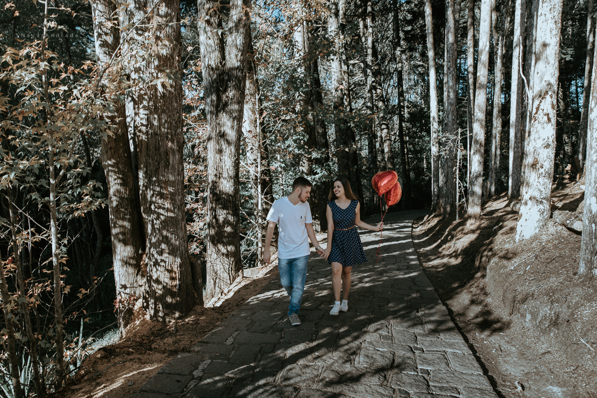 Ensaio casal fim de tarde em campos do Jordão nas folhas, arvores e muito amor envolvido.