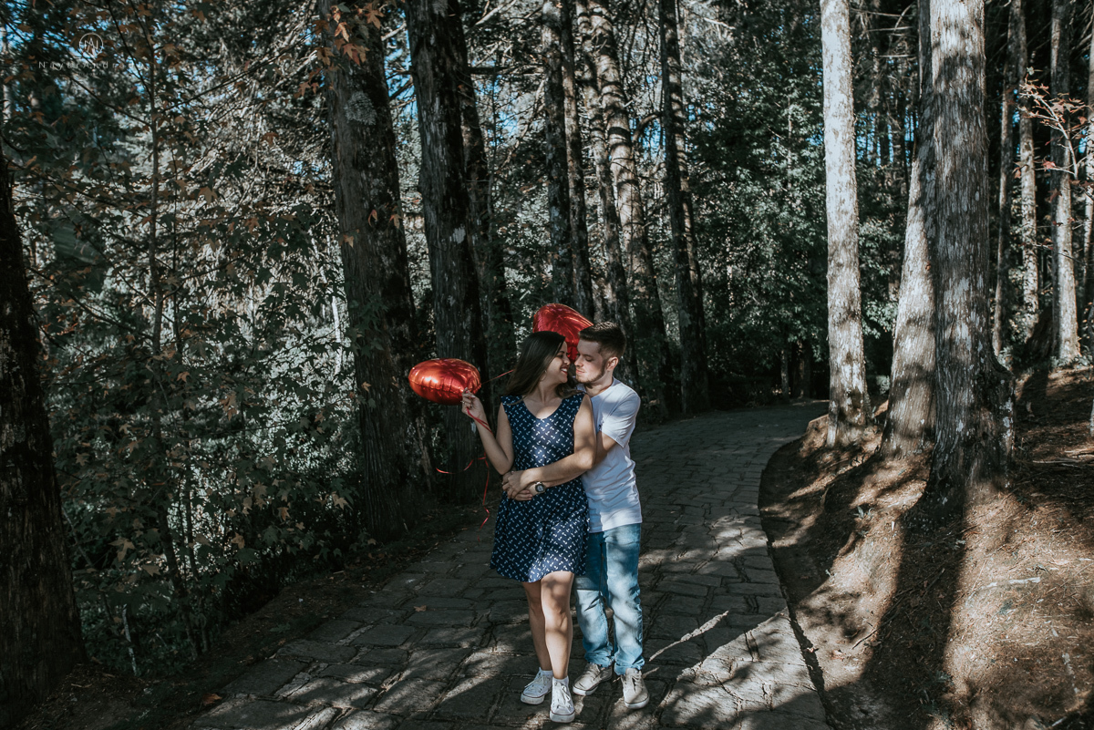 Ensaio casal fim de tarde em campos do Jordão nas folhas, arvores e muito amor envolvido.
